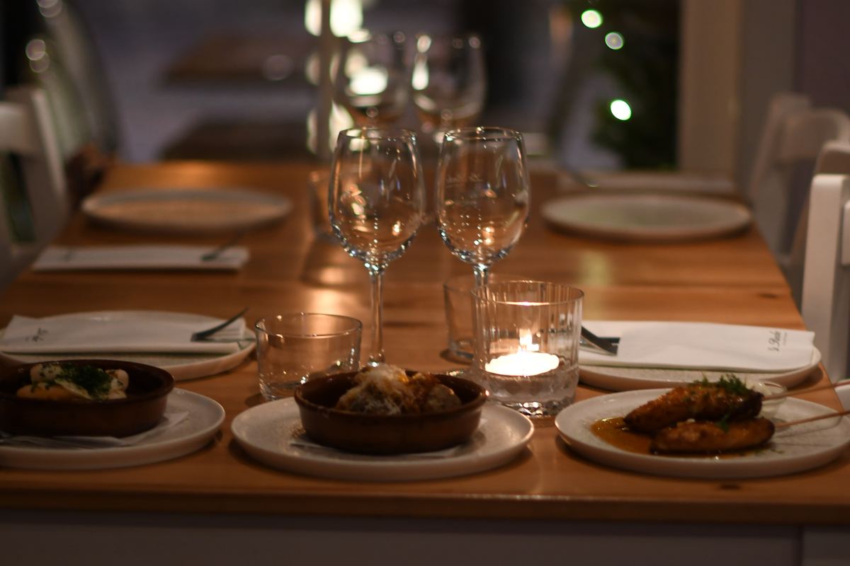 Varma tapas i lerskålar vid levande ljus på La Roche i Malmö