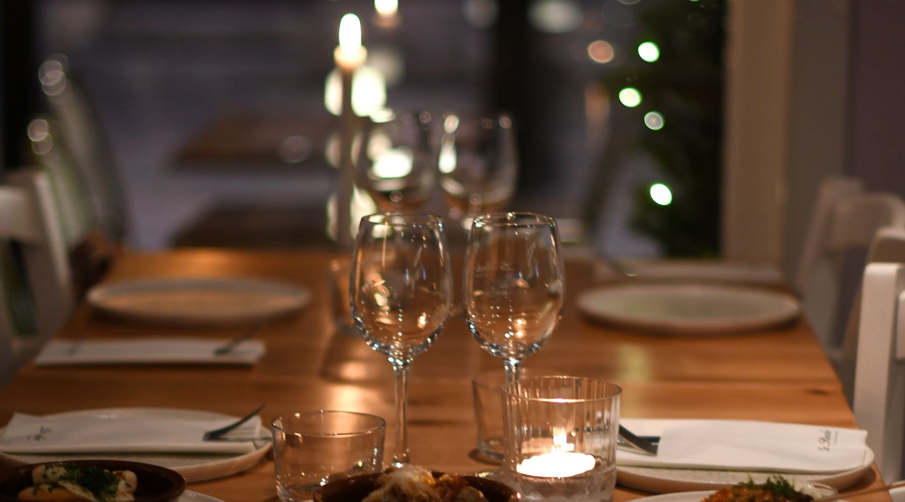 Dukat bord med tapas, levande ljus och julgran med ljusslinga på La Roche i Malmö