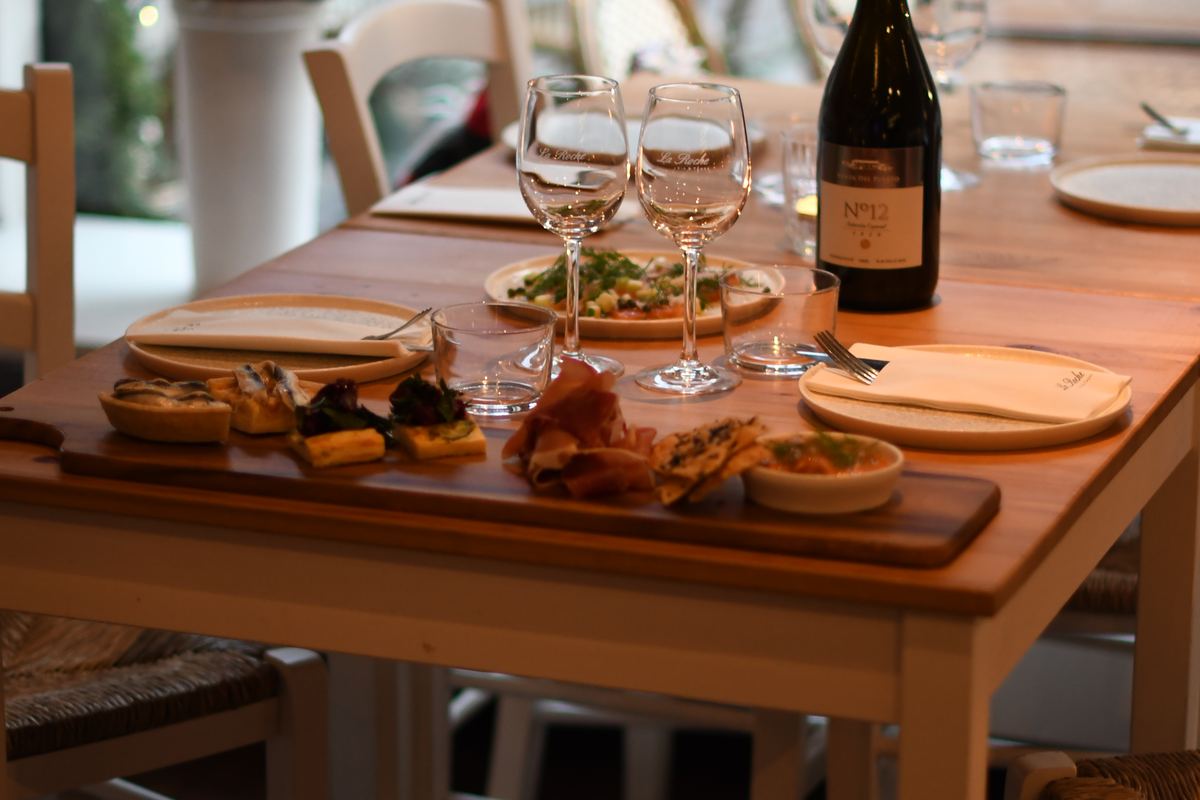 Dukat bord för sällskap med tapas och spanskt vin på La Roche i Malmö
