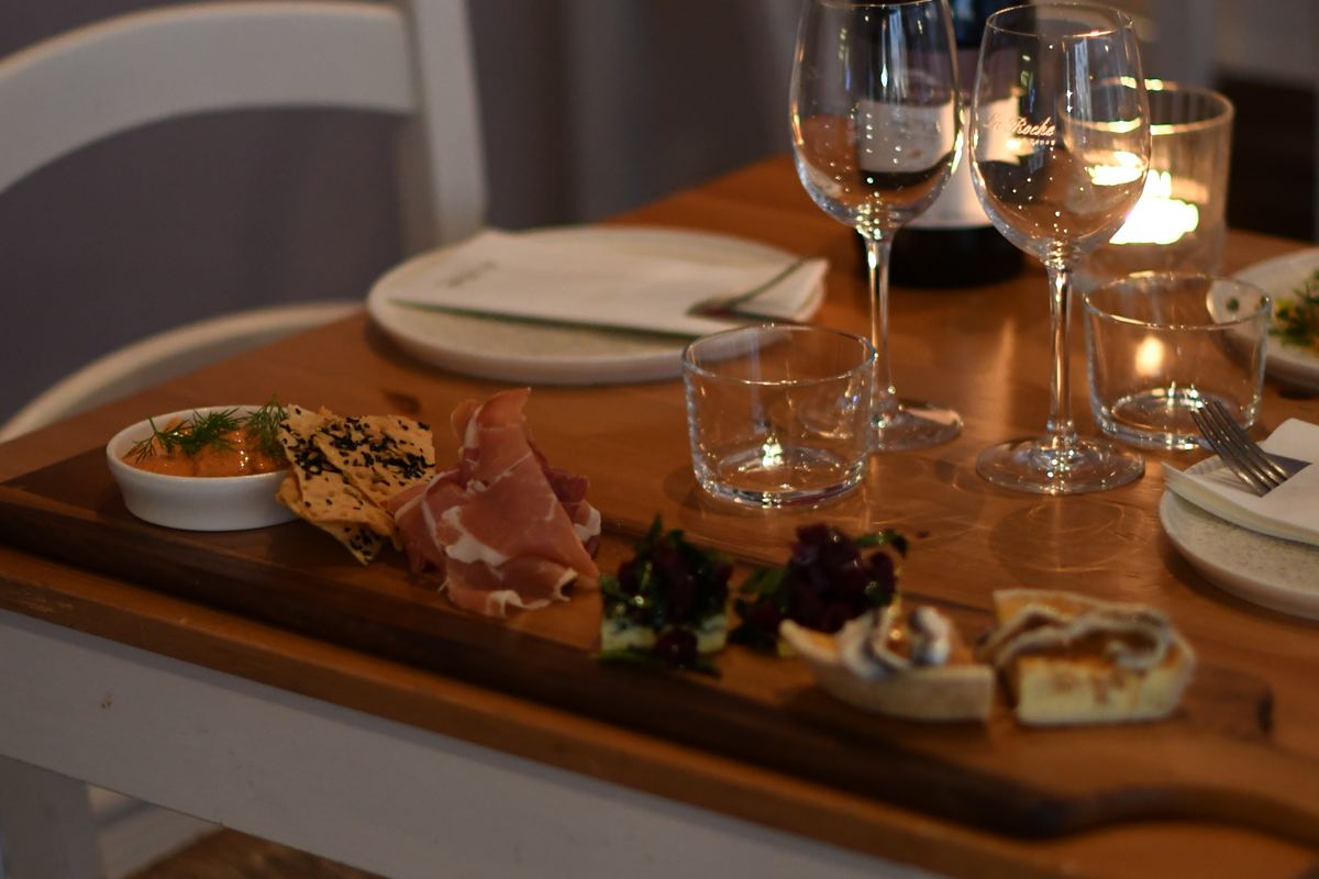 Tapasbricka med serranoskinka, romesco och knäckebröd på La Roche i Malmö