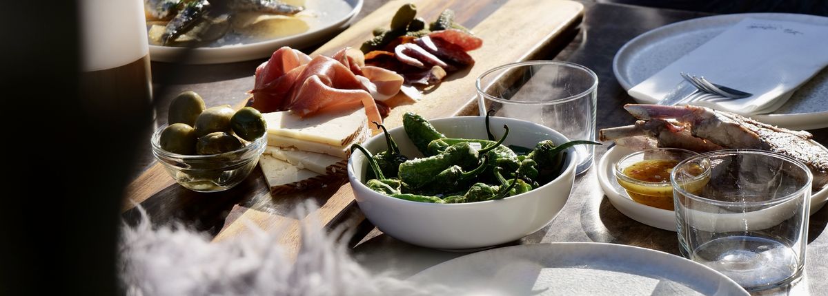Charkbricka med serranoskinka, oliver och pimientos de padrón på La Roche i Malmö